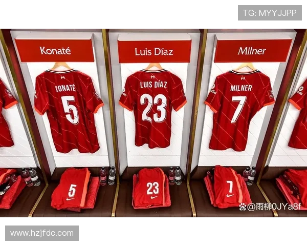 拜仁新赛季球衣设计亮相 金边简约风格